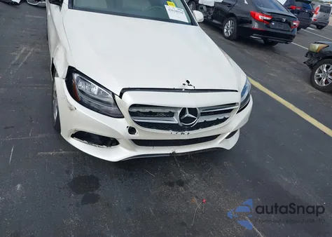 2015 Mercedes-Benz C 300 из США, поврежденный, VIN 55SWF4JB9FU068760
